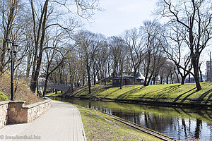 Spaziergang entlang dem Stadtkanal von Riga