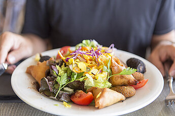 Salat im Strandrestaurant bei Le Saline les Bains