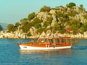 Ausflugsboot in der Bucht Gökkaya in der Türkei.