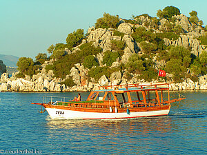 Ausflugsboot in der Bucht Gökkaya in der Türkei.