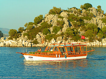 Ausflugsboot in der Bucht Gökkaya in der Türkei.