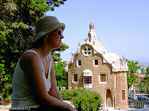 Anne vor dem Eingang des Park Güell