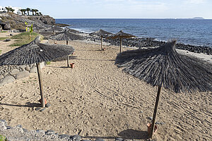 Strohsonnenschirme an der hübschen Playa de Montaña Roja