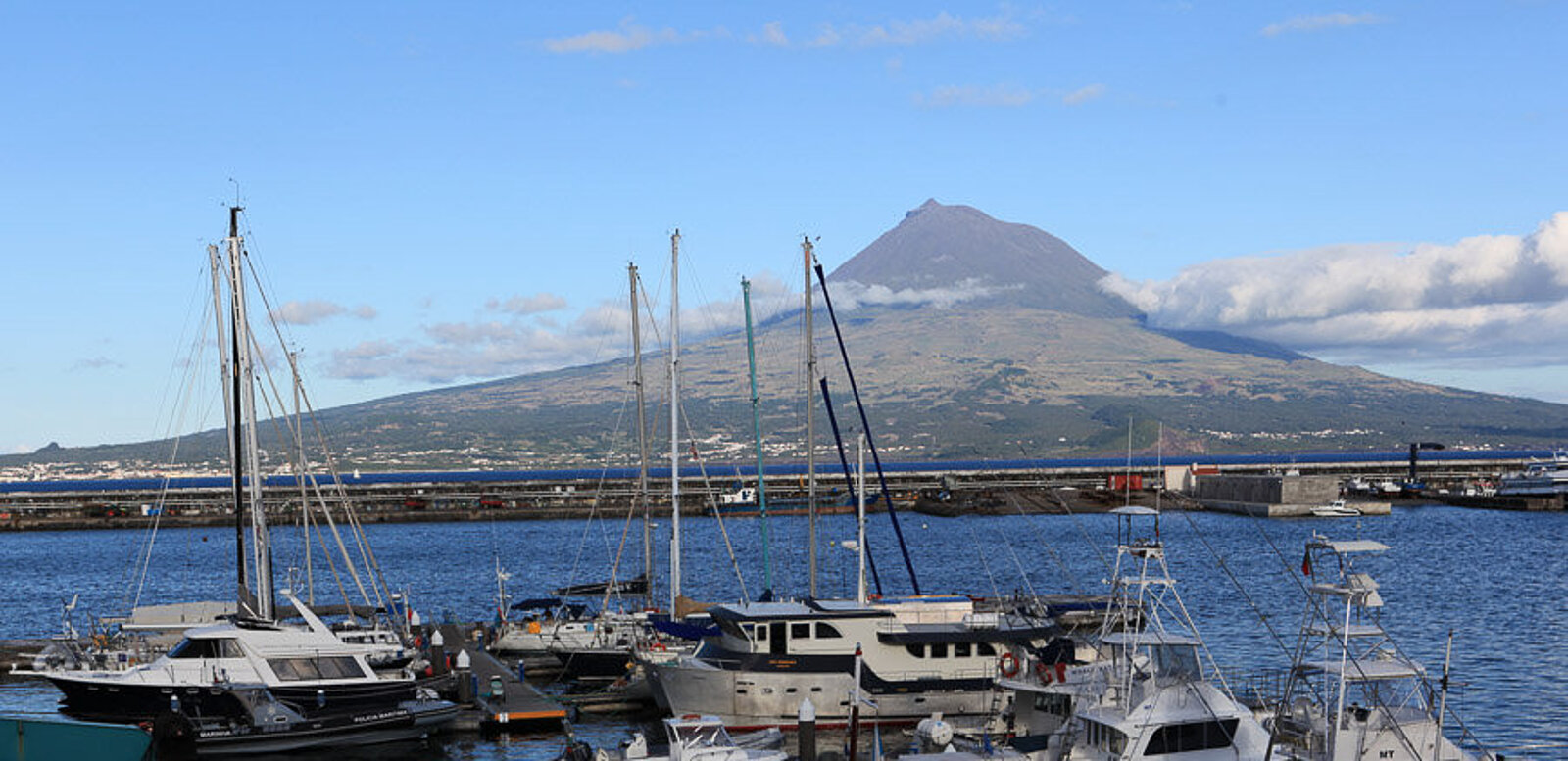 Aussicht von Horta über den Yachthafen und das Meer zur Azoreninsel Pico