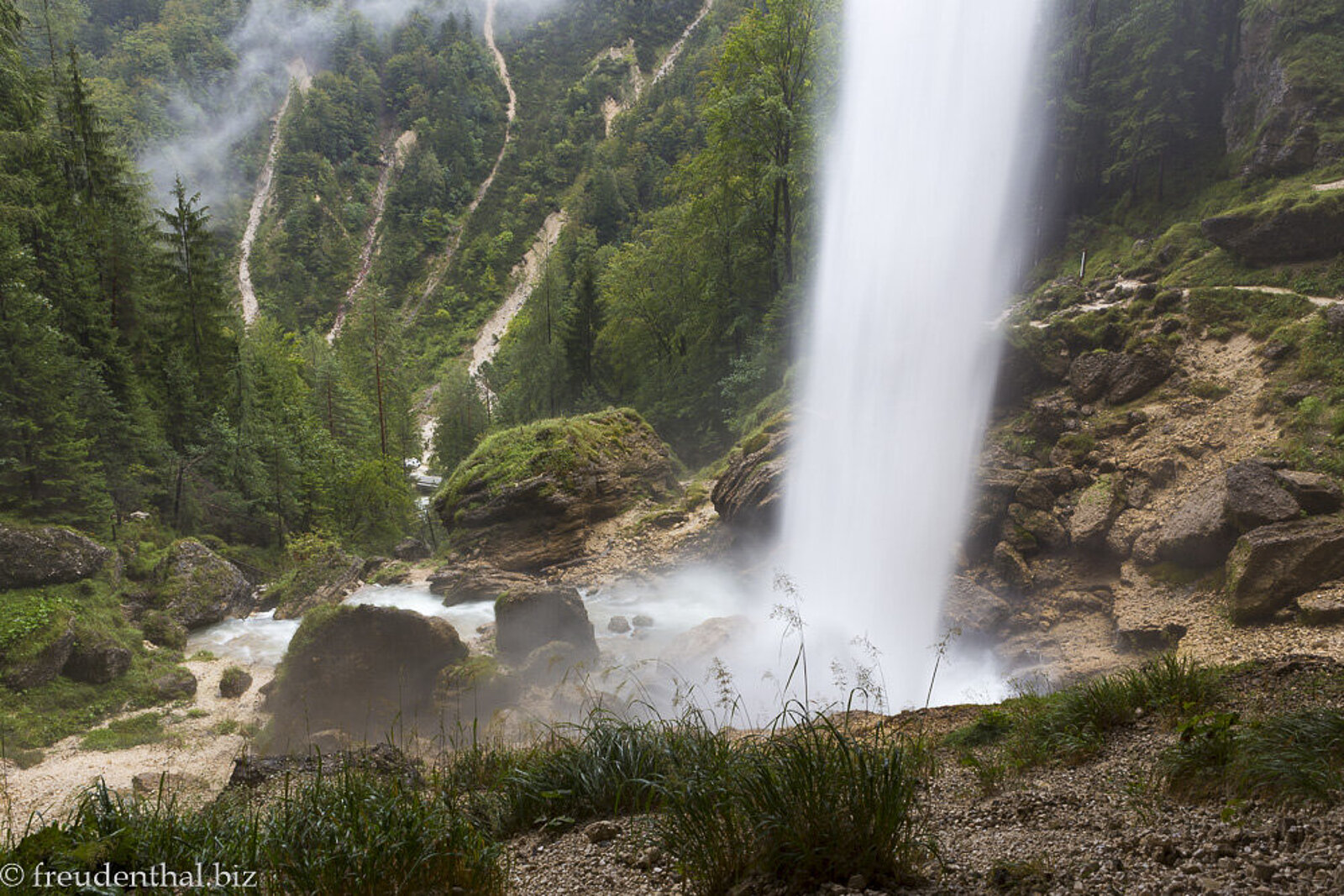 Aussicht durch den Wasserfall Slap Pericnik in den darunter liegenden Talkessel der Alpen in Slowenien