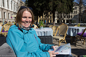 Anne im Café auf dem Livenplatz