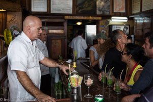 Beim Mojito-Ausschenken in der Hemingway-Bar La Bodeguita del Medio.