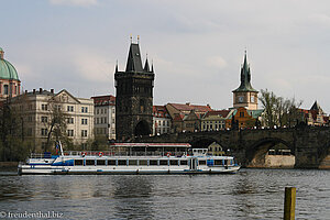 Blick über die Moldau auf die Karlsbrücke