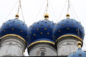 Kuppeln der Kirche der Gottesmutter von Kasan in Moskau