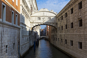 Blick von der Ponte della Paglia auf die Seufzerbrücke