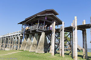 Holzhaus bei der U-Bein-Brücke bei Amarapura