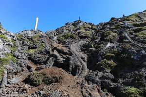 Der Wanderpfad zum Gipfel des Pico wird von Pfählen angezeigt.