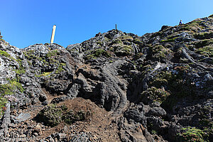 Der Wanderpfad zum Gipfel des Pico wird von Pfählen angezeigt.