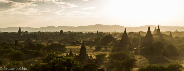 Tempelfeld von Bagan bei Sonnenuntergang