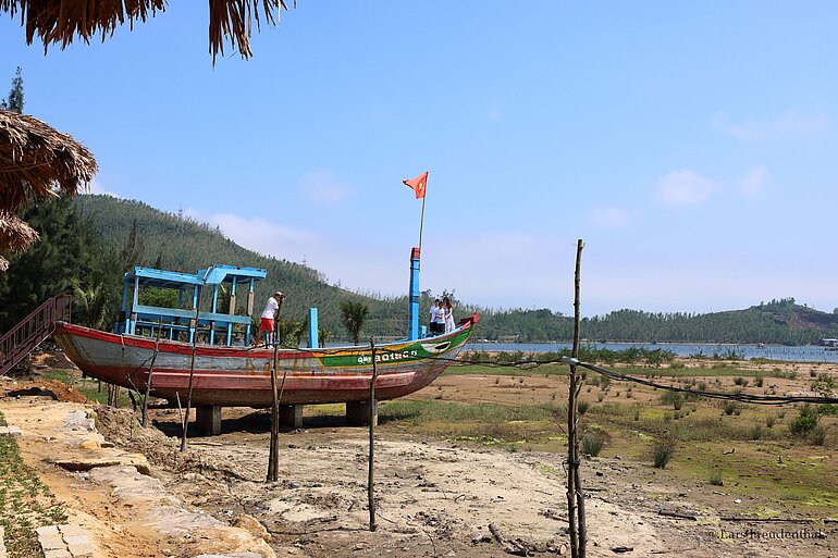 Altes Fischerboot an der ruhigen geschützten Bucht | Vụng An Cư