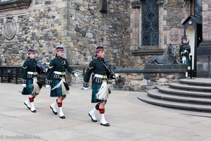 Wachablösung und die Männer im Kilt im Edinburgh Castle