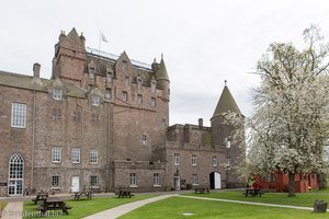 Vor dem Glamis Castle in Schottland
