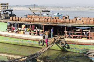 Beim Abladen der Frachtkähne am Irrawaddy