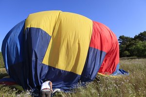Heißluftballon nach der Landung im Distelfeld
