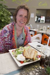 Anne im Restaurant des Kingdom Resort bei Pilanesberg