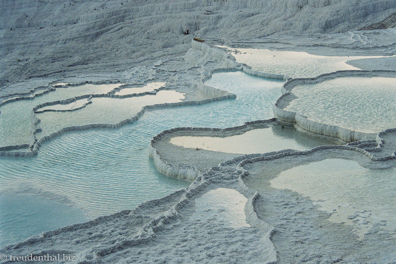 Blau schimmerndes Wasser in den Becken der Kalksinterterrassen von Pamukkale