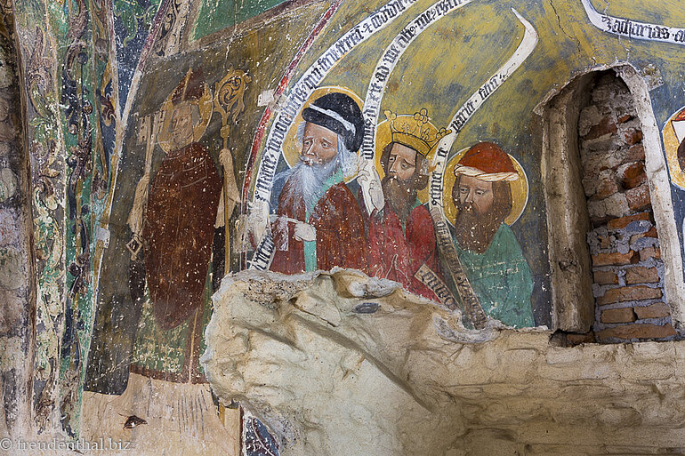 Wertvolle Fresken in der Kapelle von Honigberg