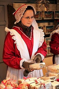 Stollenverkäuferin auf dem Biedermeier Weihnachtsmarkt in Dresden