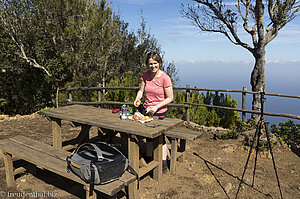 Anne richtet das Vesper am Mirador de Doña Pola