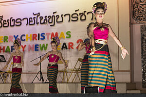 Tanzaufführung auf dem Night Bazaar von Chiang Rai