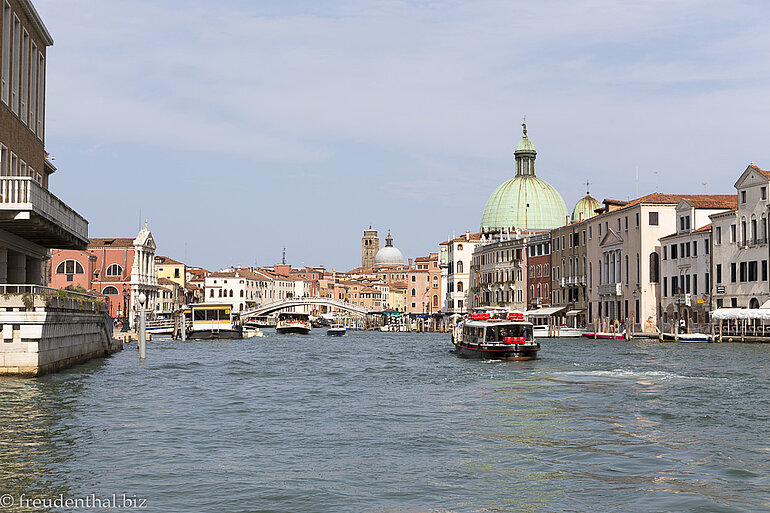 Fahrt im Vaporetto über den Canal Grande.
