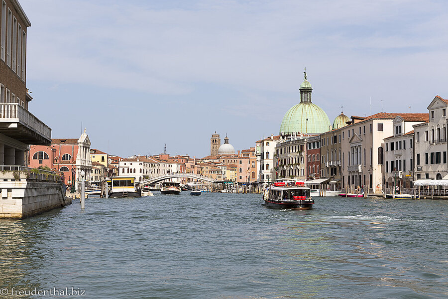Fahrt im Vaporetto über den Canal Grande.