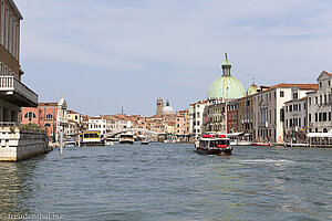 Fahrt im Vaporetto über den Canal Grande.