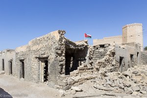 Schutt und zerfallene Häuser in der Altstadt von Mirbat