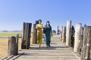 Frauen im Longyi auf der U-Bein-Brücke bei Amarapura