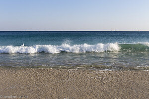 die Wellen am Strand des Hilton Salalah im Oman