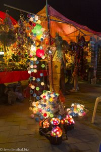 Lampions aus Maulbeer-Papier auf dem Nachtmarkt von Vientiane