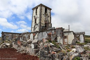 vom Erdbeben zerstörter Leuchtturm auf Faial