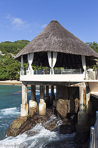 die Bar auf Stelzen beim Hotel Sunset Beach auf Mahé