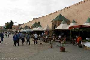 Stände entland der Altstadtmauer am Place el Hedim