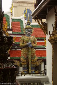 Ein Yaksha-Wächter beim Wat Phra Kaeo