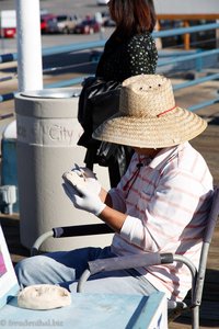 Andenkenbastlerin auf dem Pier von Santa Monica