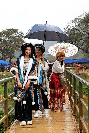 Traditionell gekleidete Frauen im Norden von Vietnam