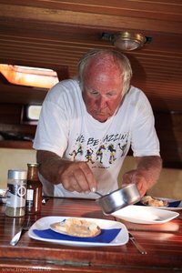 Bobby serviert die Vorspeise unseres leckeren Captain Dinners.