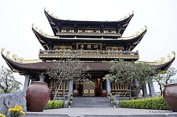 Goldene Pagode in Hoa Lư (Ninh Binh), Vietnam 