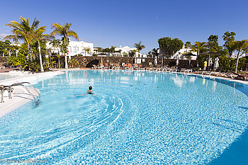 Blick über den Hotelpool des Bluesea Alyssa Suite
