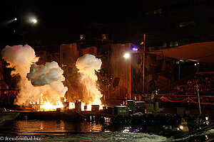 Eine Reihe Pyroeffekte wird bei Waterworld gezeigt