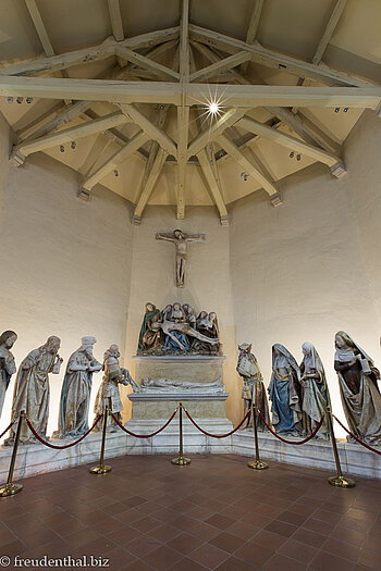 die Statuen der Chapelle Saint Jacques bei Monestiés