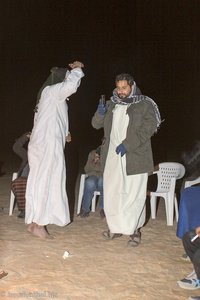 tanzende Omanis im Wüstencamp Al Hashman in der Rub al-Khali im Oman