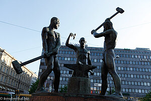 Skulptur Drei Schmiede von Felix Nylund