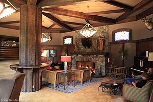 Sitting Room der Deer Lodge mit Kamin, Banff NP